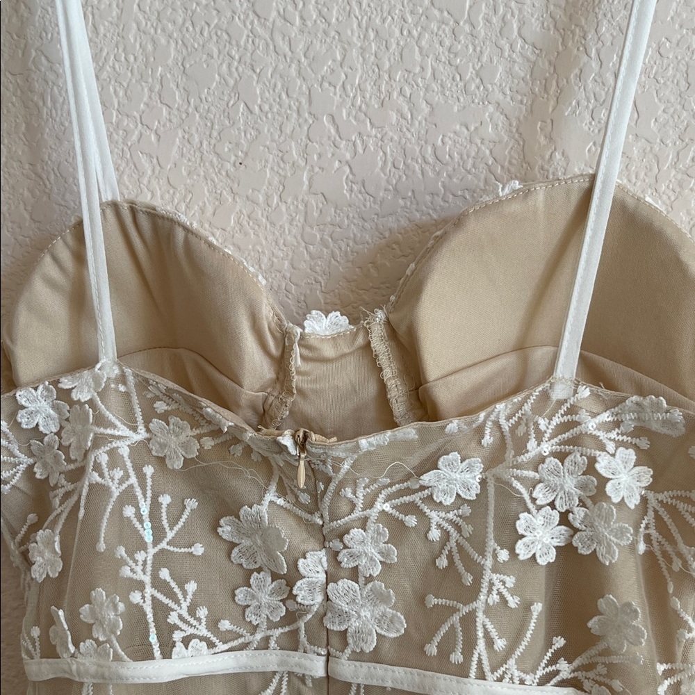 Elegant Floral Dress in Cream and White - Picture 9 of 10